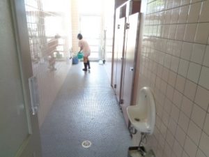 大掃除の様子　６年トイレ掃除