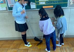 ほうきの使い方も練習中!