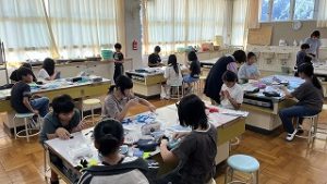 家庭科で手縫いをしている様子