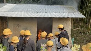 灰小屋で灰を作っている様子