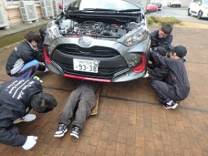 自動車整備の様子