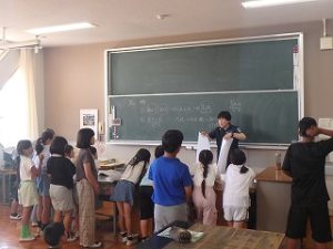 あんどんの説明を受けている様子