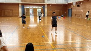 電池の車を走らせている様子