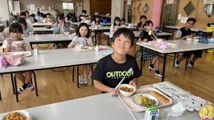 給食を食べる様子